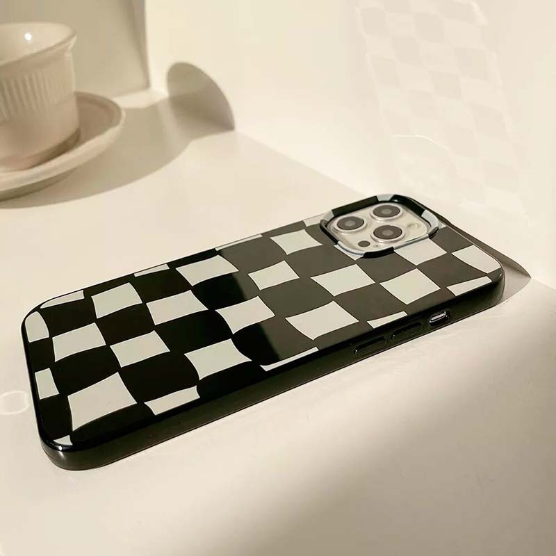 Capa de silicone com estampado de xadrez para iPhone 13 - Item2