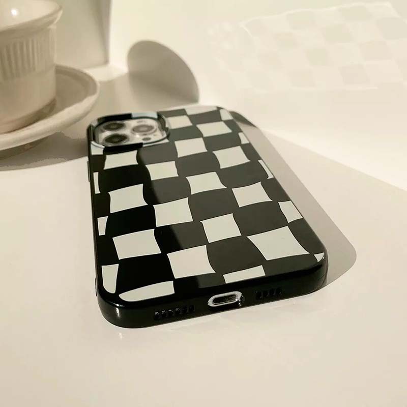 Capa de silicone com estampado de xadrez para iPhone 13 - Item3