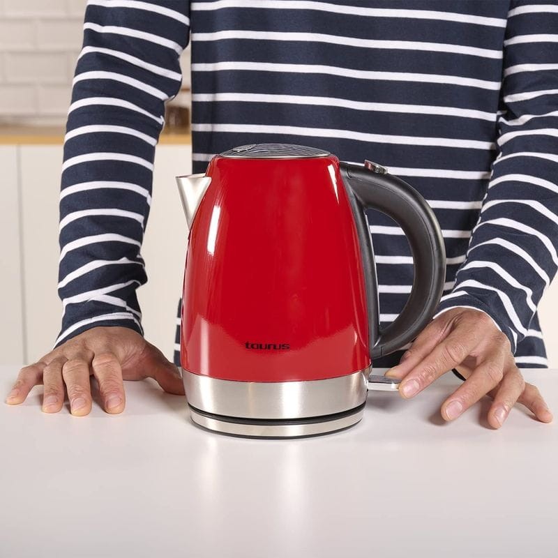 Bouilloire électrique Rouge Avec Une Tasse Blanche Dans La Cuisine à La  Maison